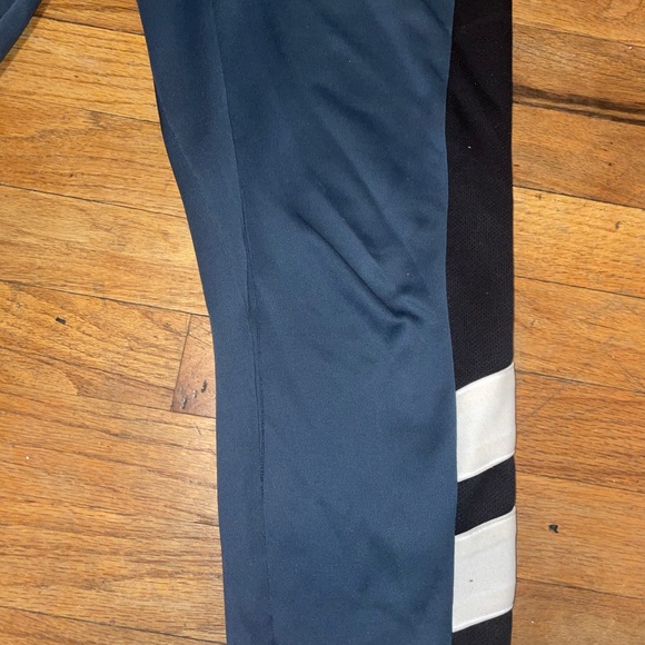 Insulated teal pant.thick material.Zip pocket closures.Blk panelon leg.women’s L - Picture 4 of 5